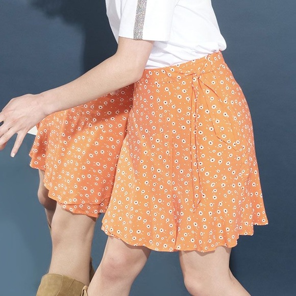 Wet Seal Dresses & Skirts - 🔥 BOGO FREE - Floral mini skirt